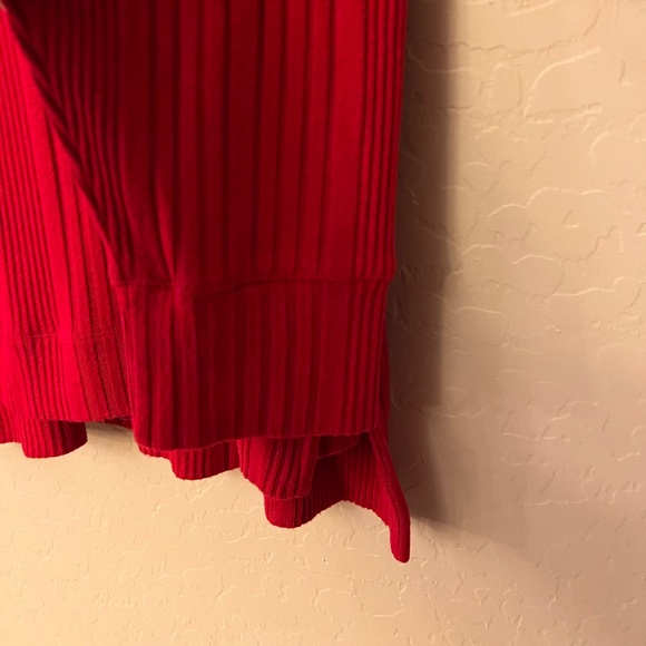 St. Johnβs Bay Woman Red Ribbed Knit l/s V/Neck Top - Picture 6 of 10